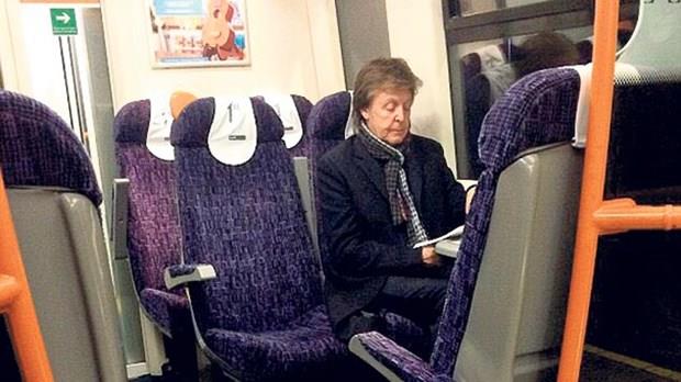 Paul McCartney<p>    ngiliz mzik grubu The Beatles&#8217;n yelerinden Paul McCartney, getiimiz gnlerde Londra&#8217;da toplu tama kullanrken grntlendi. Bir Twitter kullancsnn Londra metrosunda fotorafn ekerek sosyal medyada paylat 75 yandaki yldz, rahat tavrlaryla dikkat ekti. Forbes dergisine gre yllk kazanc 54 milyon dolar (yaklak 196 milyon TL) olan mzisyen, yolculuu boyunca cam kenarnda oturduu kotukta dergi okudu. Grnt, binlerce beeni ve retweet ald.