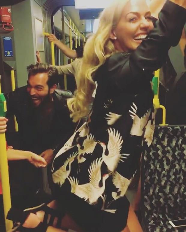 Meryem Uzerli<p>    Kenan mirzalolu ile barol paylat 'Cingz Recai' filminin ekimlerini tamamlayan Meryem Uzerli Almanya'ya gitti. Uzerli, arkada grubuyla bindii metrodan paylam yapt. <p>    Ancak 34 yandaki oyuncu yapt paylama toplu tamaya ekim iin mi yoksa seyahat iin mi bindiini yazmad. <p>    te toplu tamaya binen dier nl isimler...