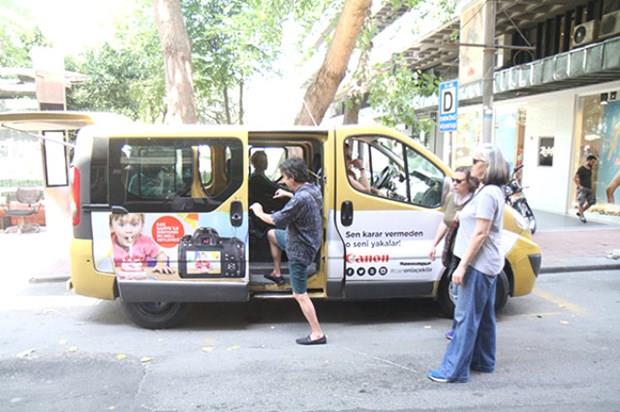 Osman Cavc    <p>Bir dnemin aranan oyuncularndan Osman Cavc, Nianta'nda dolmua binerken grntlendi. Uzun zamandr ortalarda grnmeyen oyuncu Cavc, "zmir'de tiyatro yapyorum. yi bir projede yer almak istiyorum ama gelen herhangi bir teklif yok" dedikten sonra dolmua bindi. Bir dnemin aranan oyuncularndan Cavc, daha nce birok dizi ve sinema filminde rol ald.