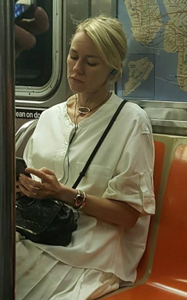 Hollywood&#8217;un nl oyuncusu Naomi Watts, sk sk toplu tamay kullanyor. Bu defa bindii metroda kendisini gizlice fotoraflayan bir hayranndan dikkat ekici bir ekilde &#8216;intikam&#8217; ald.