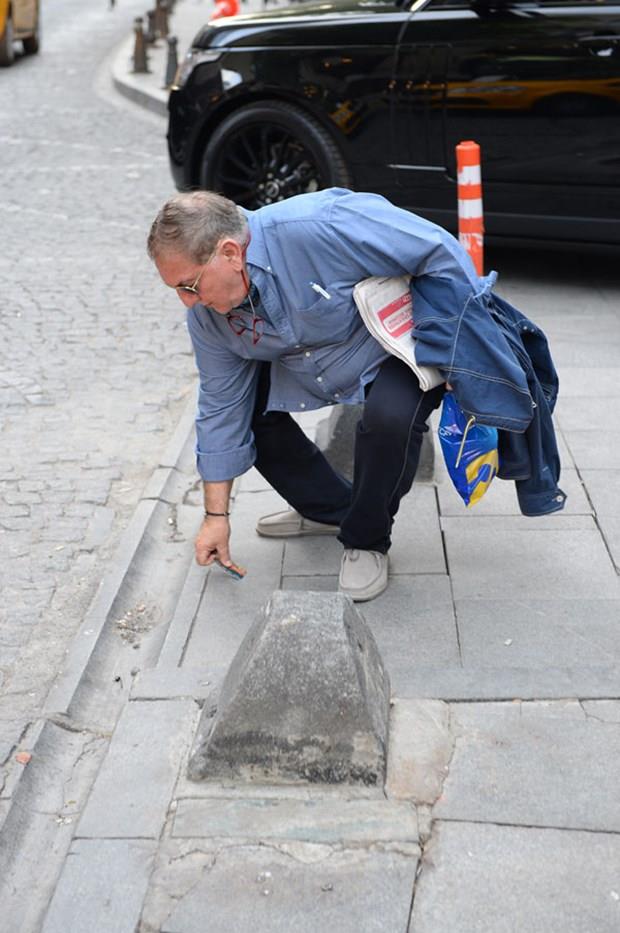 Ali Poyrazolu  <p>  Usta tiyatrocu Ali Poyrazolu nceki gn Nianta&#8217;nda yry yapt. Gzln takmaya alrken cebindeki stanbulkart&#8217; dren tiyatrocu, fotorafn eken muhabirlere &#8220;imdi bunu grdnz, stanbulkart haber olur&#8221; dedi. stanbulkart, toplu tamada kullanlyor.     te Ali Poyrazolu gibi tolu tama kullanan yerli ve yabanc nl isimler...