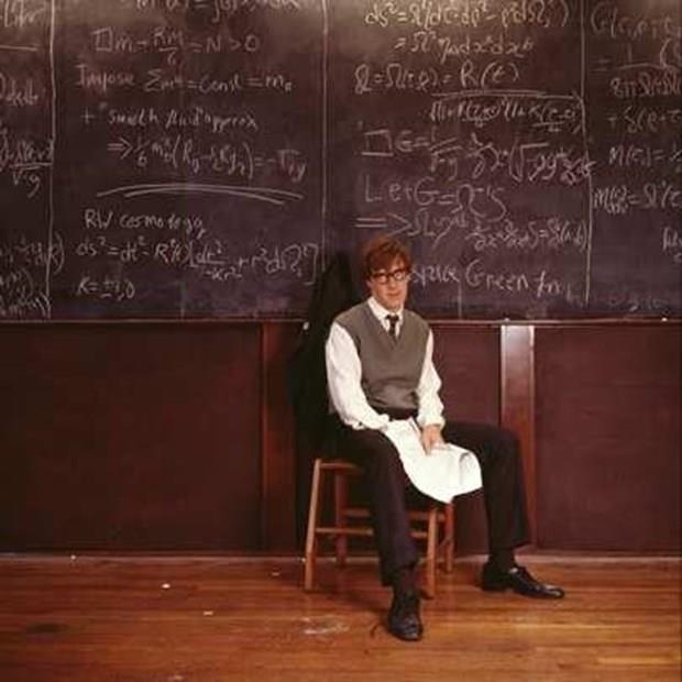 Stephen Hawking  <p>  IQ: 160. William Hawking ngiliz evrenbilimci Hawking sekiz yandayken, kuzey Londra'dan 20 mil uzaktaki St Albans'a gitti. On bir yanda St Albans okuluna kayt oldu. Buradan mezun olduktan sonra babasnn eski okulu Oxford niversitesi kolejine devam etti. Babasnn tpla ilgilenmesini istemesine karn, o matematii seviyordu. Fakat okulun matematik blm mevcut deildi. Bu yzden onun yerine fizik okumaya balad.  yl sonra doa bilimlerinde birinci snf onur madalyasyla dllendirildi.