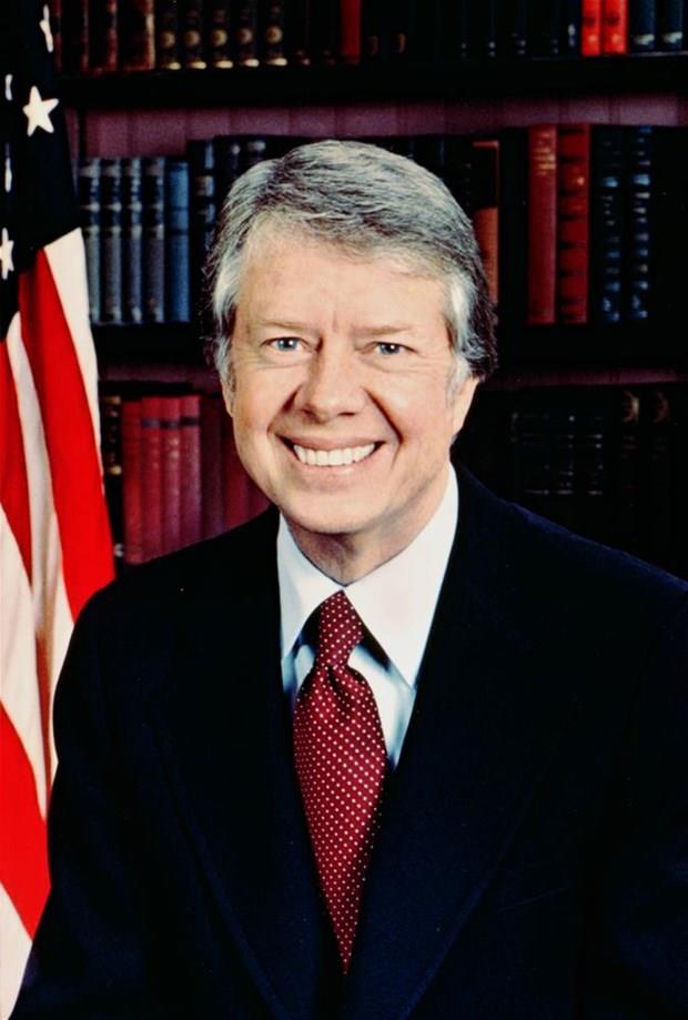 Jimmy Carter  <p>  IQ: 156. Jimmy Carter Amerika Birleik Devletleri'nin 39. bakandr. 1977-1981 yllar arasnda bakanlk yapmtr. 2002 ylnda Nobel Bar dl'n kazanmtr. Jimmy Carter 1924 ylnda dodu. ABD'nin Georgia eyaletinde fstk tarmyla uraan bir ailenin ocuudur. 1970 ylnda Georgia eyaletine vali seildi. 1976 ylnda o zamanki bakan Gerald Ford'a kar Demokrat partiden adayln koydu ve seimi kk bir farkla kazanarak bakan oldu.