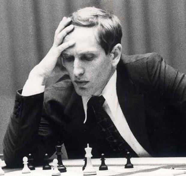 Bobby Fischer  <p>  IQ: 187. Robert James "Bobby" Fischer dnyann en iyi satran ustalarndan saylmaktadr. 1972 - 1975 yllar arasnda, 11. Dnya Satran ampiyonu unvann tamtr. ABD'de doan, vatandalktan karlan ve zlanda'l olarak hayata gzlerini yuman Fischer, ABD'nin yetitirdii "tek" dnya satran ampiyonudur.