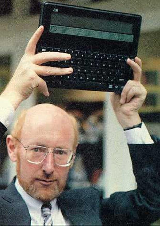 Clive Sinclair  <p>  IQ: 159. Clive Sinclair ngiliz mucittir. Sinclair, 1972'de dnyann ilk cep hesap makinesini, 1977'de ilk cep televizyonunu, 1980'de de ilk ev bilgisayar olan Sinclair ZX80'i icat ederek dnya apnda ne ulamt.