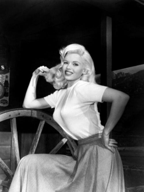 IQ: 149. Jayne Mansfield ABD'li sinema oyuncusu. Gerek ad Vera Jayne Palmer. Sarn Marilyn Monroe'ya rakip olmaya aday gsterilmitir. Frank Tashlin, 1957 ylnda evirdii "The Girl Can't Help It" (Dnya Gzeli) ve "Will Success Spoil Rock Hunter" filmlerinde Amerikan tketim dnyasnn arlklarn aa karmak iin onun iri gsleriyle belirginleen bedensel zelliklerini kullanmtr. lmne yol aan araba kazas iin de farkl yorumlar yaplm, yaarken olduu gibi acmaszca smrlmeye devam etmitir.