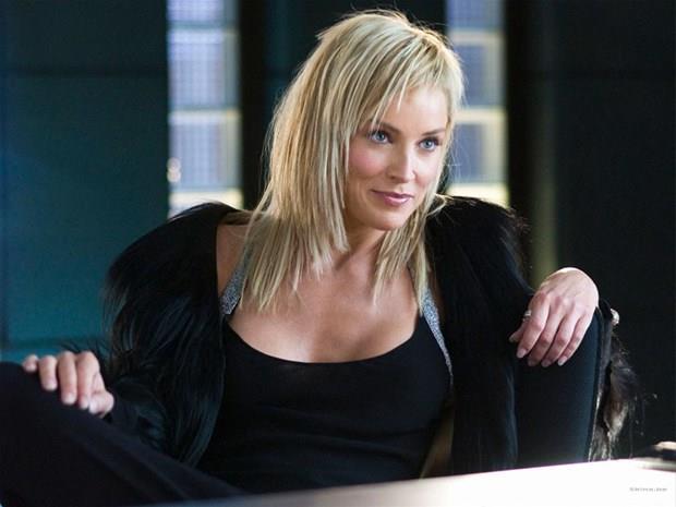 Sharon Stone  <p>  IQ: 154. Sharon Stone ABD'li sinema oyuncusu. Academi dl'ne aday olan, Altn Kre ve Emmy dln kazanan ABD'li aktris, yapmc, ve eski manken. Uluslararas platformda tannmas, 1992 ylnda evirdii Basic Instinct 'te (Temel gd) filmi ile olmutur.Ayrca Trkiye'de fenomen haline gelmi dizi olan Kurtlar Vadisi'nde Andy Garcia'nn ei Lisa rolnde 1 blm oynamtr.