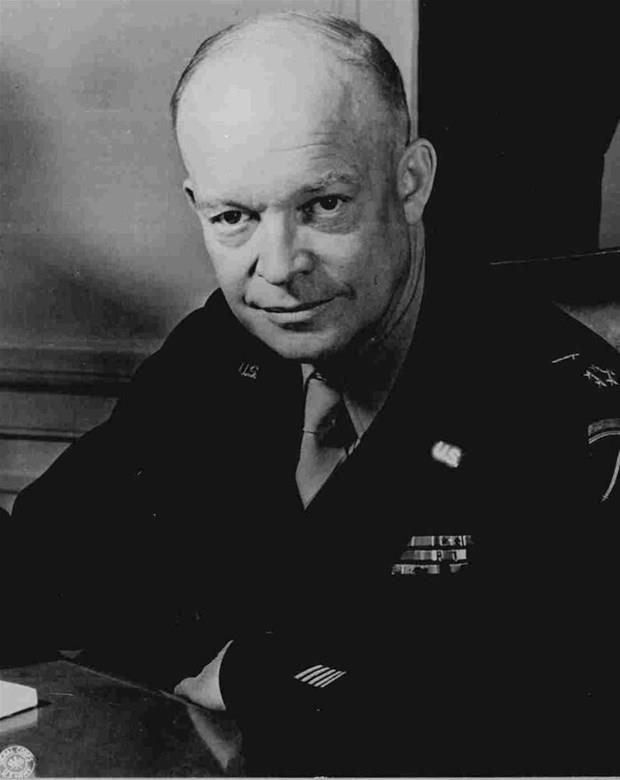 Dwight Eisenhower  <p>  IQ: 122. Dwight David Eisenhower, lakab "Ike", ABD'nin 34. bakan (1953-1961). II. Dnya Sava'nda 1944-45 yllarnda Bat Avrupa'daki Mttefik kuvvetlerinin bakomutanln yapmtr. 1951 de NATO'nun ilk bakomutan olmutur. Alman aslldr. Bakanlk dnemi sresince; Kore Savandaki atekesi korudu, Souk Sava srasnda Sovyetler Birliine yaplan basky devam ettirdi, savunma ncelikleri gerekesiyle nkleer silahlar retti, uzay yarn balatt ve Sosyal Gvenlik programn geniletti. 1953 randa yaplan darbeyle, Musaddk'n devrilerek yerine ahn getirilmesinde etkin rol oynamtr.