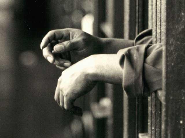 MAHKUMLARA EMEKLLK YOLU<p>    Erhan Nacar, cezaevindeki mahkumlarn da istee bal olarak emekli olabileceini belirtti. Nacar, &#8220;Biz bugne kadar engellileri, alanlar, ev hanmlarn konuuyoruz ama bizim tutuklu ve hkml olan cezaevinde yatan vatandalarmz da var. Onlar da isterlerse cezaevlerinden istee bal deyebilirler ve Trkiye&#8217;deki sosyal haklardan yararlanabilirler&#8221; ifadelerini kulland. Emeklilik ya dolan vatandalara da seslenen Nacar, onlar bir an nce emekli olmaya davet etti.