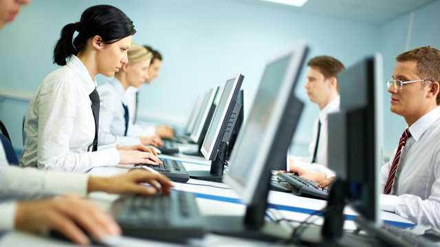 Yaa taklanlarla ilgili sorunlar, annelerin doum ncesi sigortalaryla ilgili sorunlar. Staj sresiyle ilgili sorunlar, gazetecilerin, basnn ypranmayla ilgili madencilerin yaam olduu sorunlar bunlarn hepsi gndeme gelecek. O yzden 2017 ylnn son dilimi, son eyreine ok dikkat edelim.