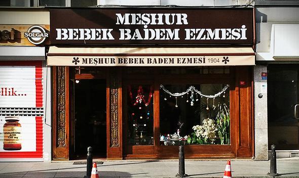 Bebek Badem Ezmecisi Mehmet Halil Bey 1904<p>    Mudanyal Mehmet Halil Bey, Haydarpaa Lisesi&#8217;nde okumak zere geldii stanbul&#8217;da Fener Rum Lisesi&#8217;nde eitim gren Arnavutkyl Anastasya Hanm&#8217;la tanr.<p>    O dnemlerde iki ayr dinden insanlarn evlenmesi ok zor da olsa, byk aklar aileleri yumuatr. Fakat Anastasya Hanm&#8217;n babasnn bir art vardr; evlendikten sonra gen iftlerin stanbul&#8217;da yaayacak olmas. Bunun zerine Mehmet Halil Bey&#8217;in babas, Mudanya&#8217;da yapmakta olduu badem ezmesi ve ekerleme iini oluna retmek zere 1-2 yllna stanbul&#8217;a gelir.