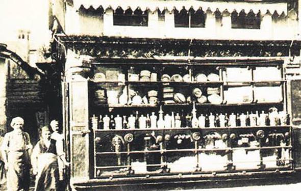 Alevli A Yuda Levi - 1898<p>    1870&#8217;li yllarda Kehribarclarn  kardei ile Yuda Levi&#8217;nin  kardei ile birlikte Juda Levy Freres et Fils adl bir zcaciye irketi kurdular.<p>    irketin ortaklarndan Davit Levi kuzeni ile birlikte Rfat Kehribar ve Davit Levi adi ortaklk kurup ayn adreste ie devam ettiler. 1942 ylnda Davit Levi emekli olunca olu abat Levi babasnn iine devam eder. Ve irketin ad Rfat Kehribar ve abat Levi&#8217;ye dner.    1957 ylnda Rfat Kehribar ortaklktan ayrlr ve ayn adreste Alevli Zcaciye abat Levi ve Hayim Levi Kolektif irketi kurulur ve iki karde devam ederler. 1977&#8217;den bu yana da kolektif irket Alevli Zcaciye Tic. A.. olarak ayn adreste devam ediyor.