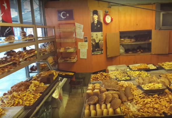 7-8 Hasanpaa Frn - 1893<p>    1893 ylnda frn olarak Hasan Paa tarafndan yapld. 124 senedir Beikta'taki yerinde faaliyet gsteren frn ilk yllarda ekmek yapm ile mehurken sonraki yllarda kuru pasta tr unlu mamuller retimine de balad. Frn halen drdnc kuak tarafndan iletiliyor.