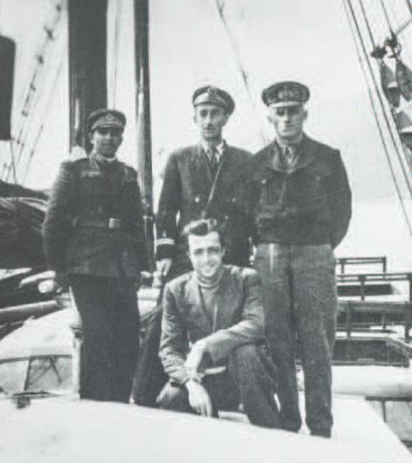 Kaptanolu Denizcilik - 1904<p>    Kaptanoglu Denizcilik'in hikayesi 1904 ylnda Hac smail Kaptaolu'nun babas Mehmet Kaptan'n tamaclk ilerine balamasna kadar gider. Osmanl'nn son dnemlerinde tamaclk sektr arlkl olarak yabanc irketlerin tahakkmnde idi.  <p>  Hac smail Kaptanolu ise babasnn gemilerinde kaptanlk yapyordu. Karadeniz&#8217;in dou sahilleri ile Poti ve Batum ile Trabzon arasnda soan patates gtrp, gazya eker ve un getiriyorlard.