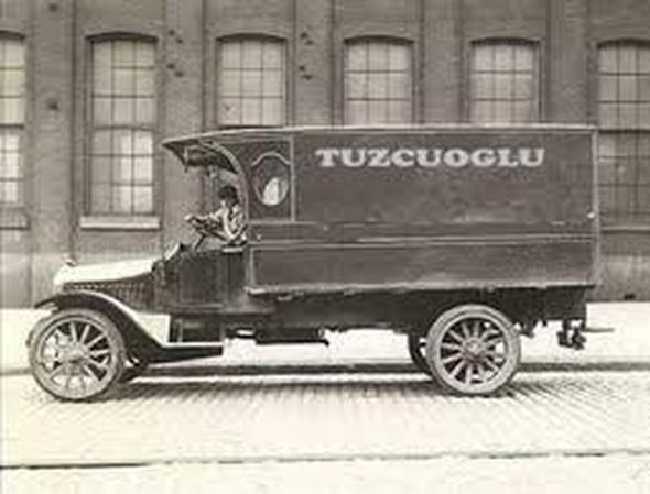 Tuzcuolu Nakliyat Tuzcuzade Ahmet Bey - 1893<p> Tuzcuolu Ailesi'nin o zamanki reisi Tuzcuzade Ahmet Bey, Konya&#8217;da tuz ticareti ve nakliyesiyle uramaktadr. Aile I. Dnya Sava sonras zmir&#8217;e g eder.<p> zmir&#8217;de daha sonradan irketin simgesi olacak olan at arabalaryla nakliyat iine devam eder. hra mallarn depolardan limana nakliyat iini ve askeri nakliyat iini yrtrler. 1950&#8217;li yllara gelindiinde Trkiye&#8217;de Nato dolasyla kurulan sler ve tesislerde grevli askeri ve sivil personele hizmet vermek amacyla, ev eyas tamaclna profesyonel olarak balanr. Tuzcuolu, Ankara (Merkez), stanbul, zmir ve Adana&#8217;da bulunan ubeleriyle faaliyetlerine devam ediyor.