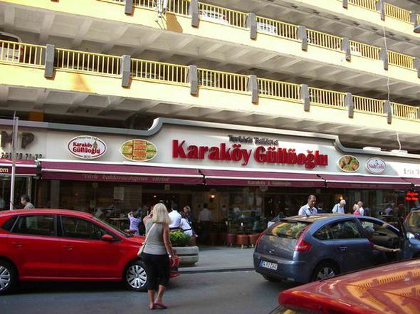 Gaziantep&#8217;e dnnce de bir baklava tezgh kurdu. Gll elebi&#8217;nin vefatndan sonra olu Hac Mahmud Gll, baba mesleini srdrd ve oklava ile tek tek alan ince yufkadan baklava yapmn balatt.<p> Hac Mahmud Gll&#8217;nn drt olu da baklavac olarak yetiince, Gll Ailesi&#8217;nde baklavaclk bir gelenek halini ald.