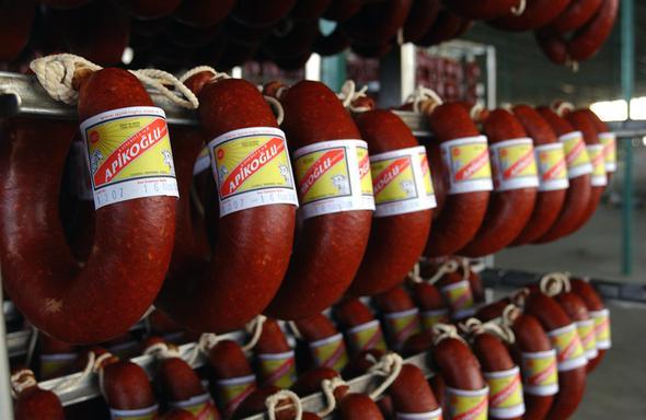 APKOLU - 1910  <p>  Apikolu&#8217;nun hikayesi, kendi aileleri iin hazrladklar ev yapm sucuklarn lezzetinin dilden dile dolanmasyla balad.  <p>  evreden gelen youn talepler sonucunda sata balanmasnn ardndan Apikolu 1910 ylnda Kayseri'de Trkiye&#8217;nin ilk et rnleri imalats olarak kuruldu ve faaliyete geti.    Apikolu, 1920 ylndan sonra retimine stanbul&#8217;da devam etti. Firma halen 15 bin metrekare kapal, 45 bin metrekare ak alanda kurulu kombina tesislerinde rettii 75 eit rn ile faaliyetine devam ediyor.