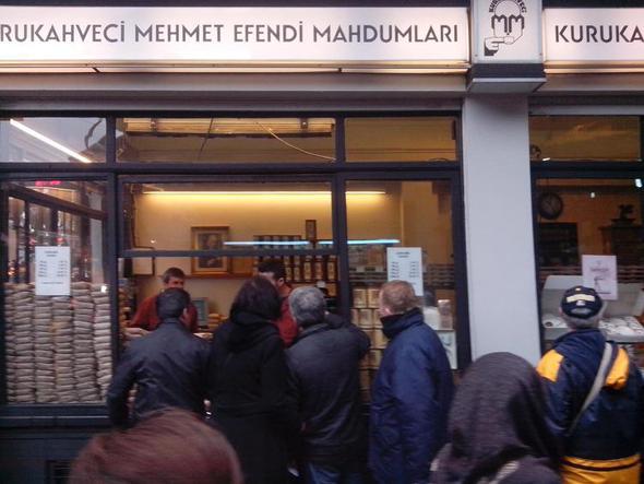 1931 ylnda vefat eden Mehmet Efendi&#8217;nin ardndan oullar Hasan Selahattin, Hulusi ve Ahmet Rza Beyler baba mesleini srdrdler.<p> Aile 1934 ylnda &#8220;Kurukahveci&#8221; soyadn ald. Gen yata hayata veda eden Hulusi Bey&#8217;in ardndan ynetimi, yurtdnda eitim grm olan en kk karde Ahmet Rza Kurukahveci devrald. Bu dnemde kahve, parmenli kt paketlere konularak ehir iindeki bakkallara otomobil ile datlmaya baland. Bylece Trkiye&#8217;de bir ilk daha gerekletirilmiti.<p> Ayrca o yllarda byk yenilik olarak tanmlanan afi ve takvim almalar ile firmann reklamlar yaygnlatrld. zel arabalarla yurtiinde kahve datm da bu dnemde balad. Galatasaray Sahne Sokak'ta bir ube ald.