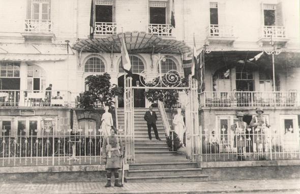 Splendid Otel, 1908  <p>  Bykada'da yer alan oteli Sakzl Mir Kazm Paa, Osmanl ordusundan Mareal rtbesiyle emekli olmasnn ardndan 1908 ylnda kurdu. Otel ilk kurulduu yllarda 'Kazm Paa Oteli' olarak biliniyordu. 1936 ylnda Kazm Paa'nn vefat ile otelin mlkiyeti kz Nazire Tokgz&#8217;e geti.<p>    1941&#8217;de onun lmnn ardndan ise otel ksa bir sre kapal kald. Daha sonra ileri Paa'nn damad smail Hakk Tokgz devrald.