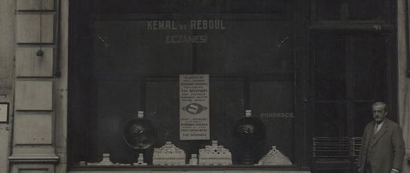 Cumhuriyet tarihinin ilk eczaclarndan Kemal Mderrisolu, 1920&#8217;de niversitenin ikinci ylnda staj yapmak iin Rebul Eczanesi&#8217;ne bavurmasyla balayan ve uzun yllar sren bu hem ortaklk hem de baba oul ilikisi; 1938 ylnda Trk halkn lavanta kolonyas ile tantrr. nceleri Bay Reboul&#8217;un bahesinden yetitirilen lavantalarn uan yalarndan elde edilen kolonya, daha sonra her yl Fransa&#8217;nn gneyinde Grasse kentine yakn blgelerden gn aarana kadar toplanan lavanta iekleri ile retilmeye balanr.Sene 1939&#8217;u gsterdiinde Bay Reboul lkesine dnerken, eczanesini hayattaki tek yakn olan gen ve alkan eczac Kemal Mderrisolu&#8217;na devreder.<p> Akabinde eczanenin ismi Rebul olarak deiir. Rebul Lavanda Kolonyas ise o dnemin en gzde kokularndan biri haline gelir ve ad Pera ile zdeleir.