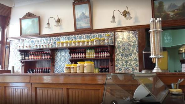 Vefa Bozacs Kurulu Yl - 1876<p>    Hac Sadk Bey, 1870 ylnda Arnavutluk Prizren'den stanbul'a gelir. O yllarda bozann sulu kvaml, esmer renkli ve eki lezzetli biimde, ehir halkndan 200&#8217;e varan esnaf tarafndan yaplp satldn grr.<p>    O dnemde farkl bir yntem dener ve bugnk haliyle yani koyu kvaml, ak sar renkli henz yeni mayalanma kabarcklarnn olutuu andaki ok hafif ekimsi lezzeti, bu markann ilk imzas olur.