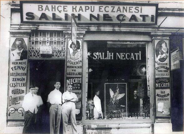 Emgen Optik - 1901<p>    Eczac Salih Necati Emgen'in 1901'da skdar Meydan'nda ilk Eczanesini amasyla Emgen Optik dnyaya geldi. Fenni Gzlk sat, o dnemde henz Gzlklk kanunu kmadndan, yksek okul mezunlar olan eczaclara braklmt.<p>    Bu durum Cumhuriyet dneminde 1939 ylnda kan Gzlklk Kanunu'na kadar devam etti.