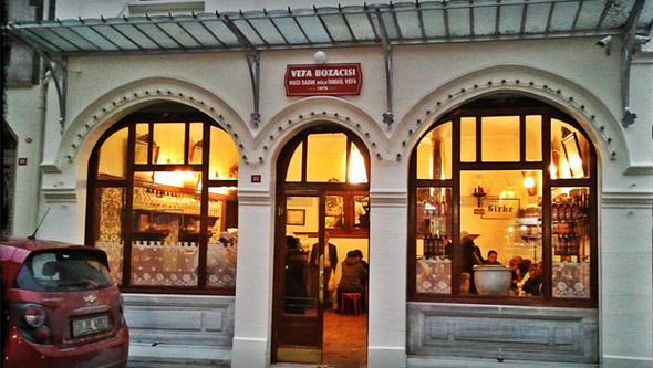 Evinin altnda kendi imkanlar ile rettii bozasn, alt yl boyunca k geceleri saray ve evresinde, omzunda tad bakr gmlerle dolatrarak tantr. Hac Sadk Bey, artan talep karsnda cesaretlenir. Zamann sarayl, aristokrat aileleri ile brokratlarnn oturduu stanbul'un en gzde semtlerinden biri olan Vefa'da, 1876 ylnn Eyll aynda boza rnnn dnyadaki ilk resmi ticarethanesini aar.