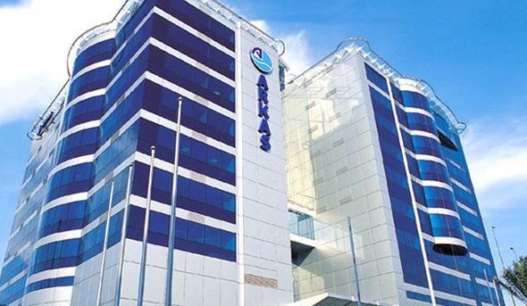 lkenin her zamankinden daha fazla i kollarna gereksinim duyduu gnlerde Arkas,  taraf denizlerle evrili bu yarmadann potansiyelini deerlendirmeye balar.<p> Arkas'n, Trkiye'den ykledii gemiler nce Msr'a doru yol alr. Ksa bir sre sonra da tm dnyaya alr.ARKAS'n geliimi de halen Arkas Ynetim Kurulu Bakan olan Lucien Arkas'n, 1964 ylnda Lucien Arkas Vapur Acentelii'ni kurmas ile hz kazanr. Dnya tamaclk sektrnde baarlar ve gvenilirliiyle tannan armatrlere acentelik hizmeti veren bu irket, Trk Tamaclk Sektr'n uluslararas pazarda baaryla temsil eder. Arkas, 1978 ylnda Trkiye'den Avrupa'ya ilk konteyner yklemesini yaparak lkemizde bu tamaclk sisteminin yerlemesine nclk eder.