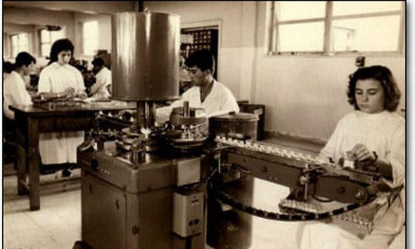 1909 Trkiye&#8217;de ilk defa vitamin ve hormon preperatlarnn retilmesiyle laboratuvar "ila retim tesisi&#8221; stats kazanm oldu. 1924 ylnda laboratuvarn ad &#8220;Doktor brahim Etem Kimyaevi&#8221; olarak deitirildi ve retim alan emberlita&#8217;a tand.<p>1955 ylnda faaliyetlerine halen devam ettii Topkap tesislerine tand ve bir Amerikan irketi ile yaplan know-how anlamas sayesinde yerli antibiyotik retimine baland. 2001 ylnda ise hisselerinin byk ounluu talya&#8217;nn en byk ve Avrupa&#8217;nn en nemli ila irketlerinden MENARINI Group tarafndan satn alnd.<p> IE Ulagay, faaliyetlerine halen Trk-talyan ortakl eklinde devam ediyor.