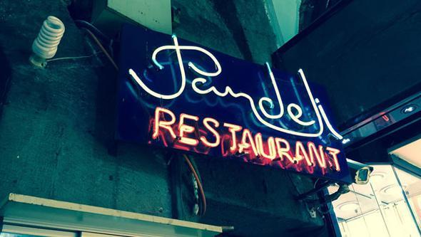 Pandeli Restaurant - 1901<p>1901 ylnda Pandeli obanolu tarafndan kurulan Pandeli Restoran, 115 yl faaliyet gsterdikten sonra getiimiz yl kapand. Pandeli Msr ars&#8217;nn hemen giriinde yer alyordu.<p> Pandeli 115 yllk tarih yolculuunda birok nl ismi arlamt. Mustafa Kemal Atatrk Kolaas olduu zamanlarda en ok Pandeli&#8217;ye gelirmi. Celal Bayar, Kralie II.Elizabeth, spanya Kral Juan Carlos ve Kralie Sofia, Robert McNamara, Robert De Niro, Tony Curtis gibi isimler de Pandeli&#8217;ye gelenler arasnda.<p> Hatta Pandeli&#8217;nin duvarlarnda Audrey Hepburn&#8217;n fotoraflar da bulunuyordu.