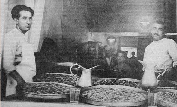 Elmac Pazar Gllolu - Mahmut Gll - 1850<p> 1850'de kurulan Elmac Pazar Gllolu, Gll ailesinin ilk baklavaclk yapt dkkan olarak biliniyor.<p> Ayn zamanda Antep Baklavasnn da doduu yer olan bu dkkan, tarihi dokusu ile gelenleri o yllara alp gtryor.<p> O zamanlar henz Gazi nvann almam olan Antep'te, Elmac Pazar'nda kurulan Baklavac Gllolu'ndan yetimi olan nice ustalar imdi dnyann drt bir yannda baklavaclk yapyorlar.