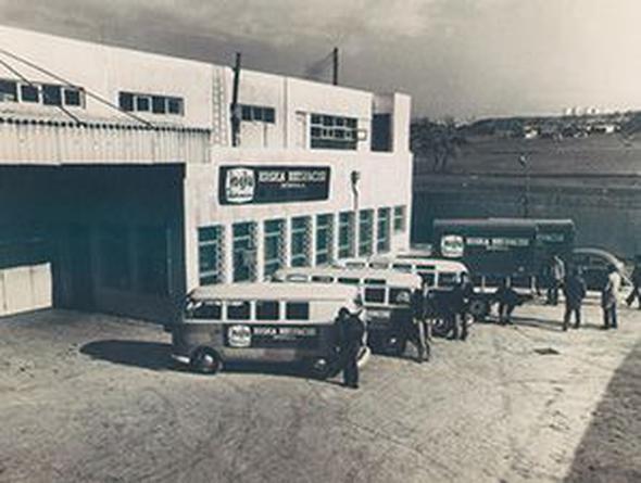 Koska Hac Emin Bey 1907<p>    Koska&#8217;nn gemii 1900&#8217;l yllarn banda Denizli&#8217;de Hac Emin Bey&#8217;in faaliyet gsterdii helvac dkknna kadar uzanyor. Baba mesleini srdren Halil brahim Adil Dindar 1931 ylnda oullar ile birlikte stanbul&#8217;a gelerek Koska semtinde bir dkkn aar, zamanla rettikleri helva ve tatllarn lezzeti ile nlenir.<p>    Bulunduklar semtten dolay Koska&#8217;daki Helvac olarak anlmaya balar ve daha sonra bu nvan markalar olarak tescilletirler.