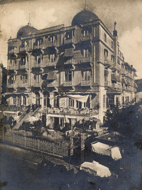 1957&#8217;de smail Hakk Tokgz&#8217;n vefatnn ardndan otelin mlkiyeti ve iletmesi kz Belma Hatice ve onun ei Nihat Hamamcolu&#8217;na geti. Belma Hanm ve Nihat Hamamcolu idaresinde Splendid Palas eski heyecann srdrmeyi baard. Otel halen Hamamcolu Ailesi'nin mlkiyetinde bulunuyor ve 6. nesil tarafndan aile gelenei olarak idare ediliyor.<p>    Otelin internet sitesinde yer alan bilgiye gre, Splendid Otel Trkiye'de 1.derecede tarihi eser statsnde orjinallii ilk gnki zeliklere sadk kalnarak iletilen tek otel.