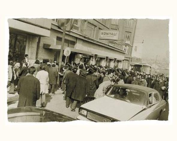 Konyal Lokantas Ahmet Doyuran - 1897    <p>KONYA'nn Doanbey ilesinden 1895 ylnda kan byk dede Hac Ahmet Doyuran 1897'de drt masa ve 16 sandalye ile Sirkeci'de 'Konya Lezzet Lokantas' adyla mtevaz bir a dkkan aar.<p>    Bir sre sonra lokantay damad Mustafa Doanbey'e devreder.