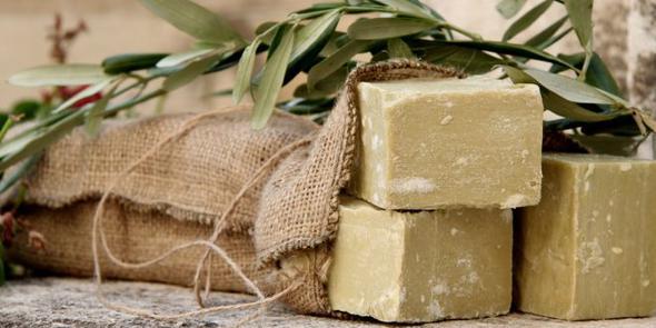 Trkiye Cumhuriyeti'nin 91 numaral Ticaret Sicili'ne sahip irketi olan Sabuncuzade M. akir ve Mahdumu Messesat Ticari ve Snai Trk Anonim irketi'nin kuruluu, bizzat Atatrk'n imzasyla 1925'te tescil edilir. Unvanda bulunan ve ok az sayda kurulua verilen 'Trkiye Anonim irketi' ibaresi ise kuruluta yllarca iftihar konusu olur. Daha sonra Hac akir, stanbul Ticaret Odas'nn 9'uncu, stanbul Sanayi Odas'nn ilk irketi olur. Hac Ali Bey&#8217;den sonra olu, torunlar, drt kuak irketi ynetirler.<p>irket daha sonra nce Maya Grubu&#8217;na, 1991 ylnda da Colgate Palmolive&#8217;e satlr.