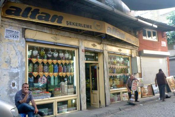 Altan ekerleme -1865<p>    Karagzolu Emin Bin tarafndan, 1865 ylnda kurulan Altan ekerleme, 1. Dnya savana kadar kendisi tarafndan altrlr.    Sava esnasnda be ocuundan 4  ehit olur. Daha sonra kendisi de hac iin yola ktnda geride kalan olu Mustafa Altana  kese altn brakarak Altan ekerlemenin devam etmesini ister.    Karagzolu Emin Bin hac ( Hicaz ) vazifesini yerine getirmek iin gittii MEKKE de vefat eder.<p>    1894 doumlu Mustafa Altan 1973 ylnda Altan ekerlemeyi 2 ocuuna devreder ve 1974 de de vefat eder.<p>    ocuklardan byk olan Abdullah Altan ve kardei 1973 ylnda babalarndan devraldklar Altan ekerlemeyi bir yl ortak yrtrler, 1974'de anlaamadklar iin ayrlrlar.<p>    Ayrln ardndan Altan ekerleme ismini Abdullah Altan devralr.    Abdullah Altan 1974 de devrald Altan ekerlemeyi halen, olu Hakan Altan'la beraber yrtmekte.