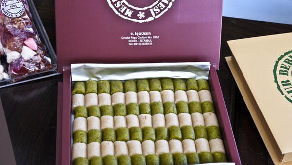 Bebek&#8217;te bir dkkn aarlar. Bebek Badem Ezmecisi&#8217;ni &#8216;Mehur&#8217;lua gtren sre de 1904&#8217;te balam olur. Mehmet Halil Bey, Sevim gder henz 1.5 yandayken yaamn yitirir. Anastasya Hanm iki kzn okutmak iin btn yk omuzlarna alr. Ancak hastalannca 1957 ylndan itibaren Sema ve Sevim gder kardeler kendilerini badem ezmesi retirken bulurlar. Birliktelikleri de Sema Hanm&#8217;n yaamn yitirmesine dek srer.  <p>  Mehur Bebek Badem Ezmecisi, ad olduu zere Bebek&#8217;te kk bir dkknda, Sevim gder tarafndan ynetiliyor.