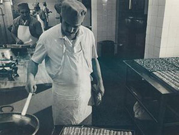 1974&#8217;de Topkap&#8217;da kurulan fabrikada helvann yansra lokum, reel ve koz helva retimine de balanr. 1983 ylnda Mmtaz ve Nevzat Dindar kardeler dier kk kardelerinden ayr olarak Merter&#8217;de ina ettirdikleri yeni tesislere tanarak faaliyetlerini burada srdrme karar alrlar.  <p>  Halen drdnc kuan ynetiminde olan KOSKA 1998 yl sonlarnda tand Avclar-Ambarl Kavanda, on bir dnm arazi zerine kurulu 22.000 m2 kapal alana sahip yeni tesislerinde retimini srdryor.  asrlk irketler , Yenign Reelleri , Abdi brahim