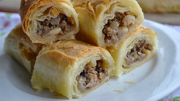 Tarihi Saryer Brekisi- 1895<p>    Tarihi Saryer Brek'in gemii 1895 ylna kadar dayanyor. Osmanl Devleti&#8217;nin ktlk dnemlerine denk gelen 1890&#8217;l yllarda kurulan Saryer Brekisi Trkiye&#8217;nin en eski aile irketlerinin banda geliyordu. stne pudra ekeri dklerek ortaya kan Saryer Brei&#8217;nin yaratclar yz yl akn bir sredir aile irketi zelliini korumay baard. Ancak tarihi brekinin aile irketi olma zellii drdnc kuakta son buldu.  <p>  Ailenin son temsilcisi Hseyin Ondur, irket bor batana srklenince Saryer Brekisi&#8217;ni Cihangir Uzun&#8217;a satt. Ancak Saryer Brekisi isminin daha sonra baka kiilere satld anlald. Olay yargya tand, isim Uzun tarafndan geri alnd.