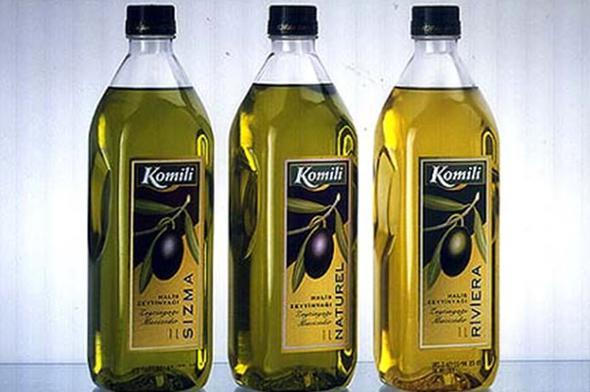 Komili Kurulu Yl - 1878  Komili'nin yks 1878 ylnda Midilli Adas'nda balyor. O yllarda Osmanl topra olan Ada'da yaayan Komi'li Hasan, Midilli Adas'nda sabun ve zeytinya reterek geimini salamaktadr. Aile, Lozan Antlamas'ndan sonra mbadele gerei Ayvalk'a g eder ve Komili markasnn yks burada devam eder. Zeytinyanda bir ok ilke imza atan Komili, 1995 ylnda Komili ailesi tarafndan dnyann dev irketlerinden Unilever&#8217;e satld.<p>    Unilever Komili markas ile 13 yl retim yapt. 2008&#8217;de Unilever Komili&#8217;yi Anadolu Grubu&#8217;na satt. Son olarak ise getiimiz aylarda Komili ABD'li gda devi Bunge irketine satld.