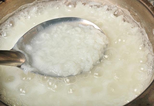 B grubu vitaminlerinin  kas ve sinir sistemi iin gereklilii zerinde duran Prof. Dr. Elmacolu,  Her vitaminin bir zellii vardr. Suda eriyen vitaminler  ve yada zlen vitaminler var. B grubu vitaminler suda eriyen organizmann ok rahatlkla absorbe ettii vitaminler. Kas sinir sistemi ve btn enerji fonksiyonlar iin gerekli bir vitamin.  <p>  Bulguru veya pirinci kavurduunuz zaman vitamine zarar veriyorsunuz. Zarar verdiiniz vitamini organizmaya alamyorsunuz. Alamadnz vitaminin eksikliini ise daha sonraki yaamnzda mutlaka hissedeceksiniz" aklamalarnda bulundu.