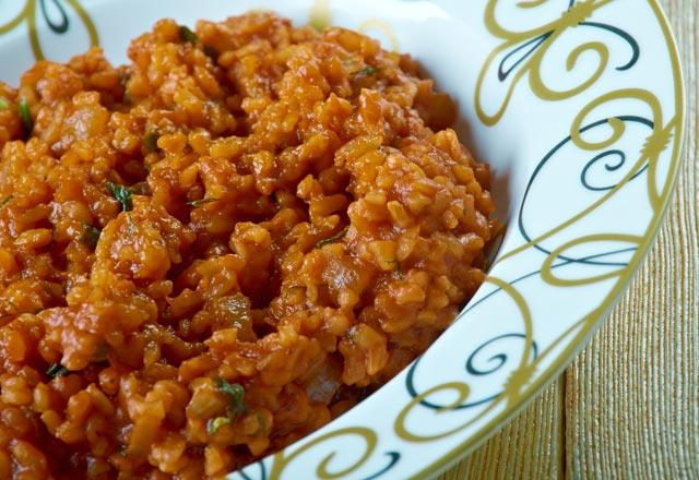 Pirin ve bulgurun nasl piirilmesi gerektiini de anlatan Prof. Dr. Elmacolu, "rnein pirinci ve bulguru kendi lsnn 1 buuk kat kadar kaynam suyun iine atarak piirmek lazm veya makarnay hi bir koulda szmeden suyunu ektirerek tketmek daha salkl olacaktr" diyerek szlerini tamamlad.