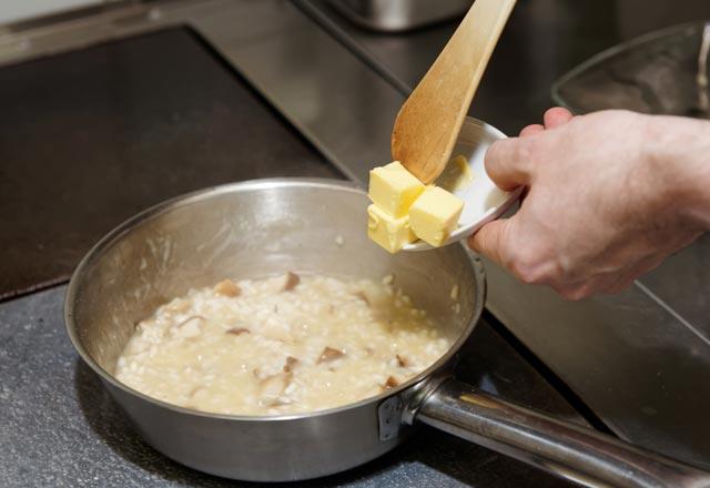 Bulgur veya pirincin halk arasnda uygulanan piirme tekniinin yanl olduu dile getiren Prof. Dr. Elmacolu, "Pirinci veya bulguru nce kuru sda kavuruyorsunuz, ondan sonra suyunu koyarak kendi tekniinize gre piirip tketime hazr hale getiriyorsunuz. Ama pirin ve bulgurun kavrulmadan piirilmesi gerekiyor.