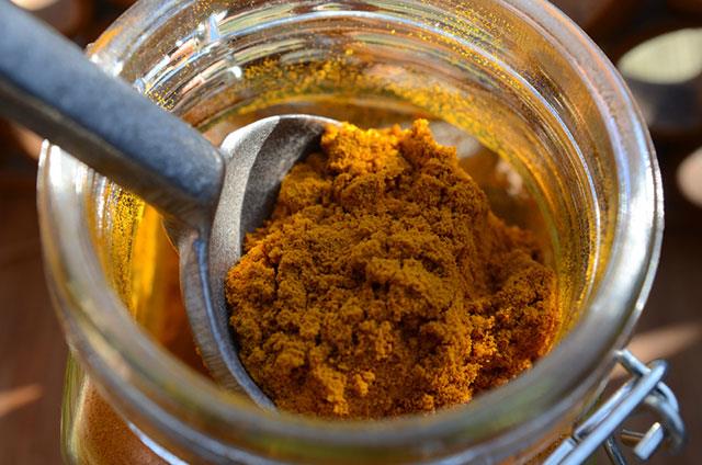 Ne yediinize dikkat edin<p>    Kride bulunan zerdeal hafza kaybn azaltyor. Zerdeala rengini veren krkmin anti-inflamatuar etkiye sahip. Bu yzden yemeklerinize her gn bir imdik zerdeal veya kri eklemeyi unutmayn. Domateste bulunan antioksidanlar; balk, yumurta ve yeil yaprakl sebzelerde bulunan B vitamini de Alzheimer riskini azaltyor.<p>    Salkl attrmalk olarak ise kabak ekirdeini tercih edebilirsiniz. Gnde bir avu kabak ekirdeinden aldnz inko dnme becerinizi gelitirir. Yemekler arasnda sakz inemek ise kalp atn hzlandrr ve beyne oksijen olarak geri dner. Sakz ineyen kiileri hafza testlerinde %35'e kadar daha baarl olduu biliniyor.