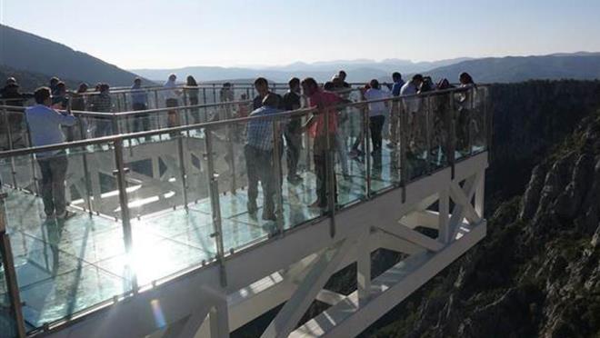 Azdavay Belediye Bakan Osman Nuri Civelek,  yapt aklamada, en byk hayallerinden birisi olan atak Kanyonu Cam Teras Projesi'nin bir ay ierisinde tamamlanacan syledi.<p>    lenin en nemli turizm deeri olan atak Kanyonu'nun mthi grntsnn en iyi cam terastan izlendiini ifade eden Civelek, "u anda tam olarak bitmeyen cam terasmz bayram boyunca her gn binlerce kiiye ev sahiplii yapt. Bylece bu projenin gerekliliini ve blgemiz iin nemini grm olduk. Yaklak bir ay ierisinde evre dzenlemesi dahil projenin tamamen bitirilmesini bekliyoruz." dedi.