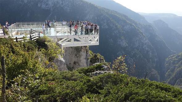 Trkiye'nin nemli kanyonlarndan biri olan atak Kanyonu'na yaplan cam terasla kanyonun 7 kilometrelik blmnn yan sra Devrekani ay da izlenebiliyor.  <p>  ay yatandan 450 metre yksekte yer alan cam teras Kurban Bayram tatili sresince yaklak 10 bin kii ziyaret etti.<p>    Baz ziyaretilerin cam zemine basarak terasta yrmekten korkarken ou ziyaretinin ise korkularn yenerek terasn ucuna kadar gelerek hatra fotoraf ektirdii grld.