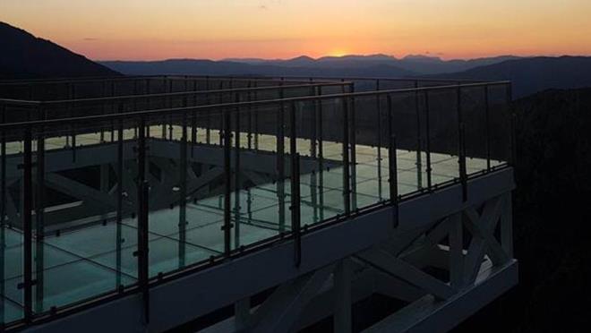 Kyleri snrlar ierisindeki atak Kanyonu'na yaplan cam terasn kyleri ve ileleri iin ok byk bir proje olduunu ifade eden Karakulu Ky Muhtar Ali etin ise seyir terasna gsterilen ilgiden duyduklar memnuniyeti dile getirdi.<p>    Bayram tatili sresince teras yaklak on bin kiinin ziyaret ettiini kaydeden etin, "Misafirlerimizi en iyi ekilde arlamak iin muhtarlk ve ky dernei olarak yaplacak tesisin iletmesine talibiz. Projede emei geen herkese kym adna teekkr ederim." diye konutu.<p>    Bayram tatili iin stanbul'dan memleketine gelen Yaar Bakrc, cam seyir teras memleketlerine kazandran yetkililere teekkr etti.  Terasn zemininin cam olduunu bu nedenle ilk bata ekinerek yrdklerini ifade eden Bakrc, "atak Kanyonu'nda mthi bir manzara var. Devrekani ay'da izlenebiliyor. Herkesi bu gzel manzaray grmeye davet ediyorum." ifadelerini kulland.