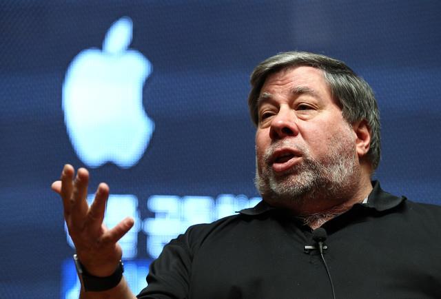 6. Steve Wozniak hala bir Apple alan  <p>  Apple ortak kurucusu Steve "Woz" Wozniak, Apple' Steve Jobs'la birlikte bir garajda, 1976'da kurmulard. Wozniak Apple iin aktif olarak almasa da hala resmi olarak bir Apple alan ve irketten ylda tahmini 120 bin dolar alyor.