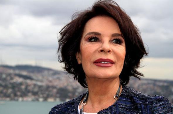 Hlya Koyiit: Para kazanmak aklma gelmediSZ konusu zamanda yolculuu bizim iin Hlya Koyiit yapt. Yarm asrlk kariyerindeki yzlerce filme ramen baheli, havuzlu bir eve 7 yl nce damad Ender Alkolar&#8217;n da yardmyla sahip olabilen Koyiit, kendisinin neden ek ie ynelmedii, hretini ticaretle neden daha fazla nakde evirmedii konusunda unlar syledi: