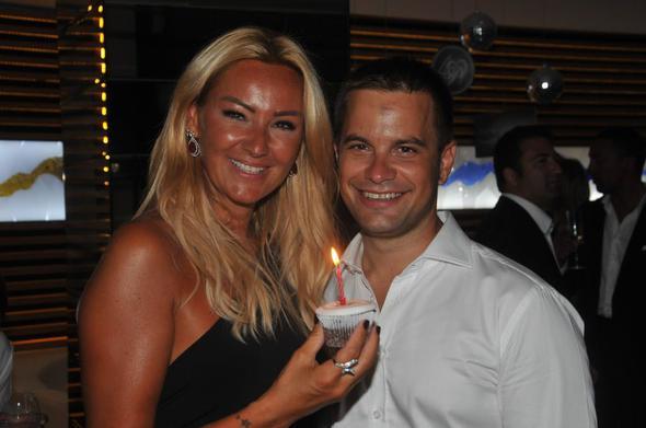 Son derece zevkli biriydi, bu konuda da bana ok ey retti. Modellikten sonra ticaret yapmaya karar verdiimde doal olarak tutkum haline gelen bana rettii zevki paylamalydm. Bunu da tasarm yoluyla yapyorum&#8221; szleriyle dile getirdi